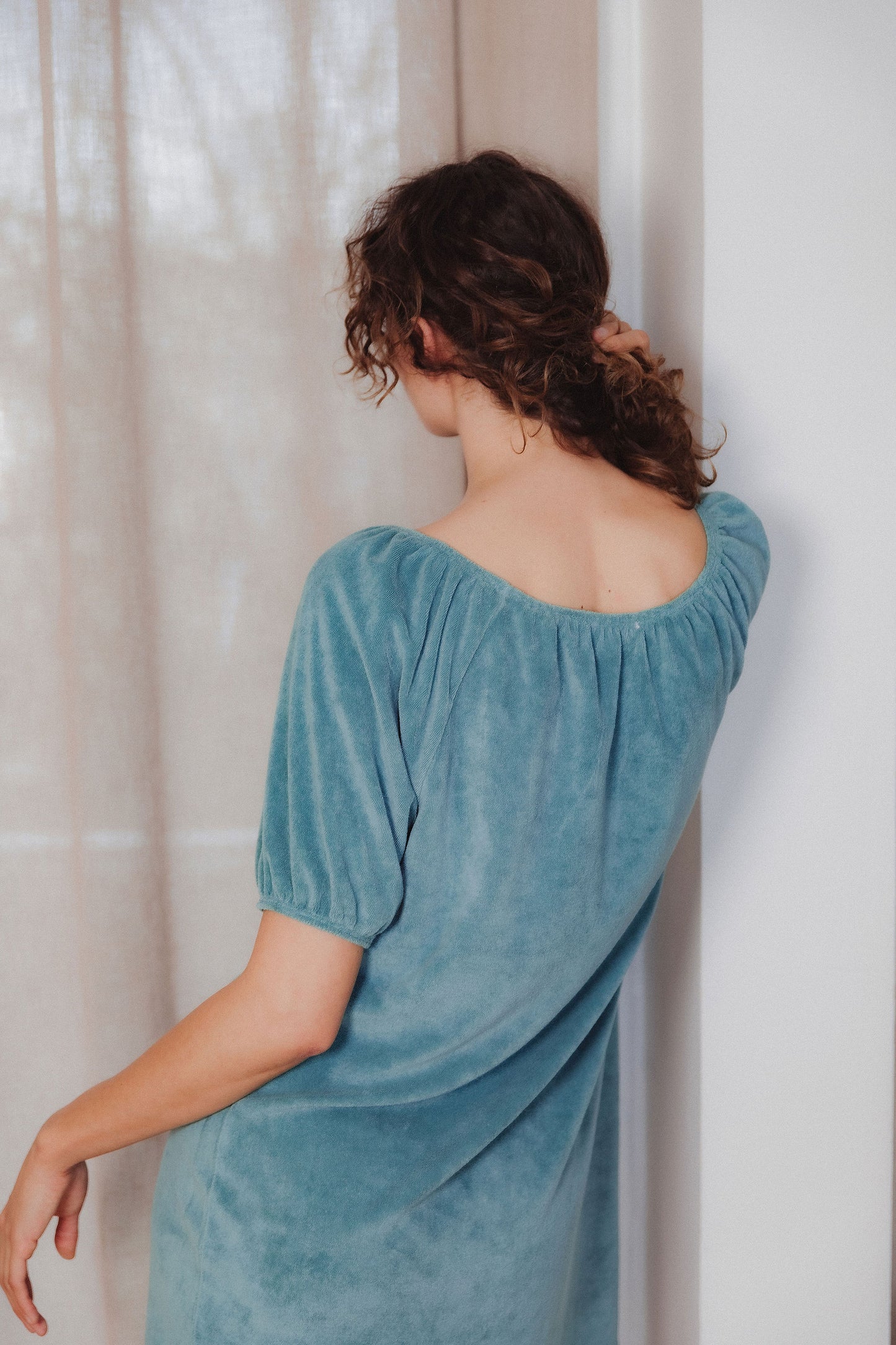 Robe ample décolleté rond froncé